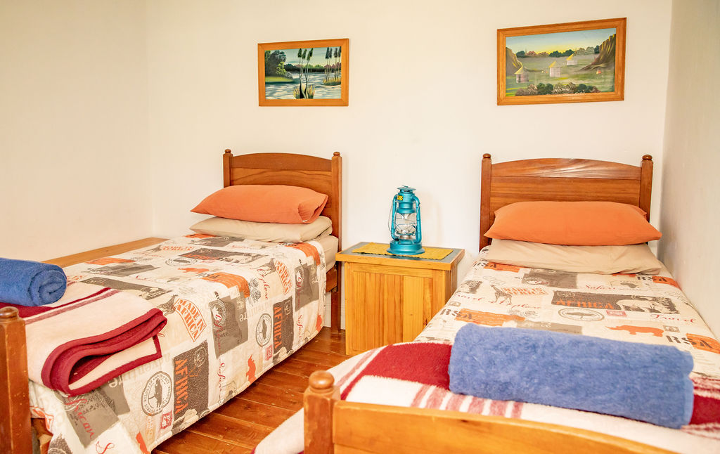 two single beds in a bedroom in Huis Oppie Rant